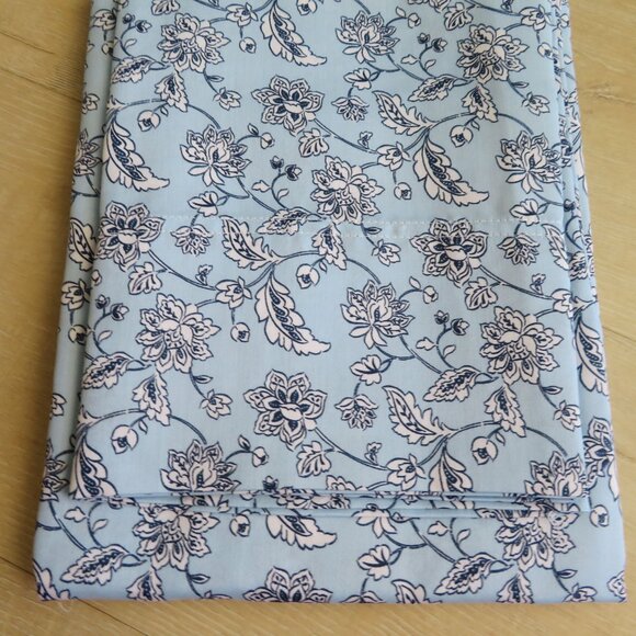 Set 2 Standard Pillowcases Blue White Floral Cotton Polyester New Open Package - Picture 6 of 7